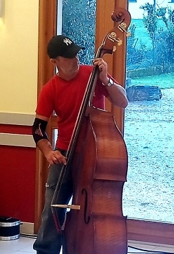 Olivier et sa contrebasse participent à la fondation de la base rythmique de la musique d'accompagnement