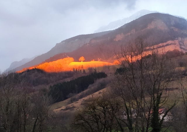 J’ai vu de ma fenêtre la fête du couchant sur les coteaux lointains
